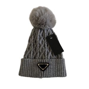 Tasarımcı Kadın Kış Örme Beanie Yün Şapka Kadınlar tıknaz örgü Kalın Sıcak Sahte Kürk Pom Beanies Şapkalar Kadın Bonnet Beanie Kafatası Kapakları 10 Renk