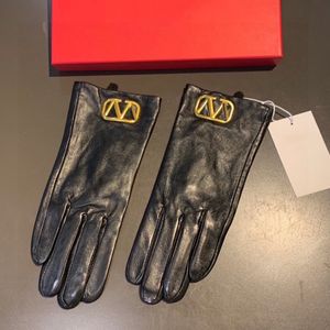 冬の革の手袋デザイナーカシミアグローブレディースラグジュアリーブランドウールカシミアウォームメングローブハードウェアレディト