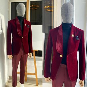 Herrdräkter röda skräddarsydda 2 stycken sammet blazer vinröd byxor en guldknapp ren lapel formell brudgum Slim skräddarsydd plus storlek