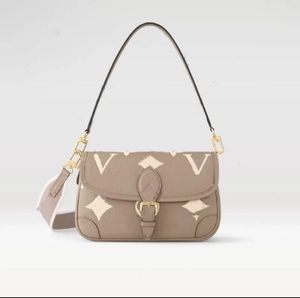 10A حقيبة حقيبة Diane مع جلد أصلي منقوش وحزام كروس قابل للتعديل - حقيبة يد عتيقة Crossbody Messenger للنساء (M46583)