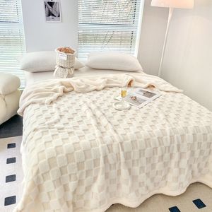 Coperte Coniglio tailandese calda e confortevole coperta in peluche adatta per il divano della camera da letto copri bambino Nap car leisure multi funzionale 230919