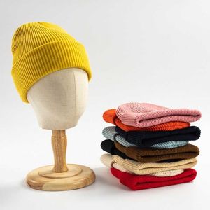 Kadınlar için katı unisex sıcak örme şapkalar beanie yün harmanları yumuşak sonbahar kış erkekleri kapak kayak kapakları 10 renk ucuz 230920