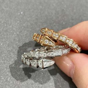 2024 Designer Bulgariiy Jewelry Band Rings Japanese Korean Bone Ring med 18K Rose Gold Elastic Snake Full Diamond Fashion Open