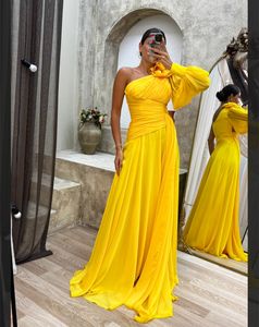 Eleganti abiti da sera in chiffon a manica lunga a-line con abiti da festa della cerniera a pavimento giallo a fiore a fiore.