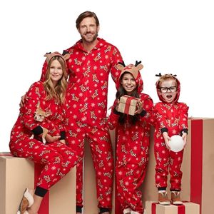 Familjsmatchande kläder 2023 Julälgens tryck vuxna barn söta öron huva rompers blixtlås overall jumpsuits look 230918