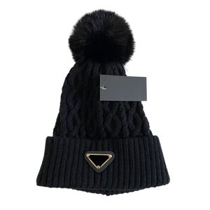 Designer Donna Berretti invernali Cappelli cofano esterno con pompon in vera pelliccia di procione Cappello caldo per ragazza snapback donna pompon berretti con teschio Cappello a cuffia