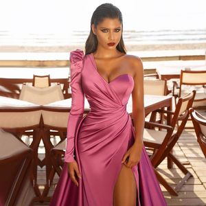 2022 Rose Rosa Falten Satin Sexy One-Shoulder-Abendkleider A-Linie High Split für Frauen Party Nacht Promi-Abschlussballkleider BC10583296S