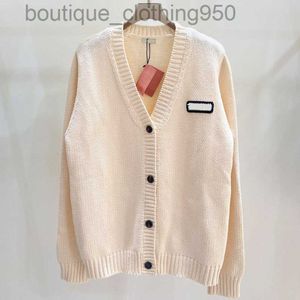 Maglioni da donna Miu giacca cardigan con scollo a V in maglia jacquard minimalista in stile college casual bianco latte