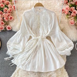 Sukienki swobodne 2023 Autumn francuskie sukienka w stylu sądowym dla kobiet Katę Losy Latarn Lantern Rękaw biały krótki krótki