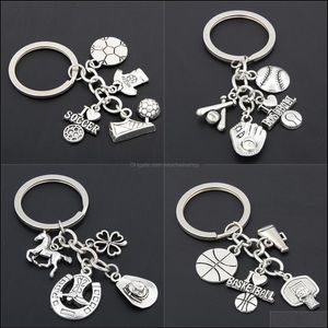 Keychains modetillbehör Jag älskar fotbollsbasket baseball med fotbollsskor för bilväska påse cowboy present klöver charms ke3010