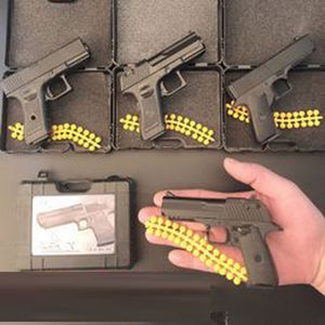 MINI Pistola in lega Desert Eagle Beretta Colt Pistola giocattolo Modello Spara proiettile morbido per collezione adulti Regali per bambini