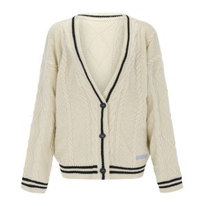 Kvinnors tröjor Autumn Women Beige V-ringstjärnbroderi Cardigan Casual Loose Sweater Fashion Temperament Sticked Jacket Y2K Streetwear 230920