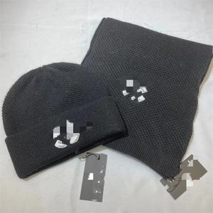 2023 New Hat Scarf Set Boutique Designer Winter Cashmere Knitted Hat Two Piece Set, Cold and Warm, Fashion Versatile for Men and Women Couples1HH2899