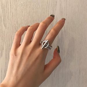 Hip Hop European och American OT Buckle Chain Ring Punk Metal Style Temperament French Female Finger Rings for Women Men Wedding J202B