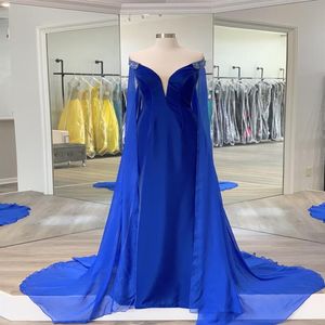Miss Mrs Lady Pageant Dress 2023 Royal Blue Velvet Eleganti abiti couture sul tappeto rosso con mantella in chiffon con perline sulla spalla al largo della S276M