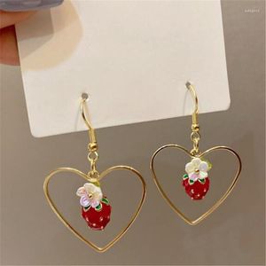 Dingle örhängen söt tjej guld färg ihålig ut hjärta blomma jordgubbe party mode kvinnors öron krok smycken koreanska