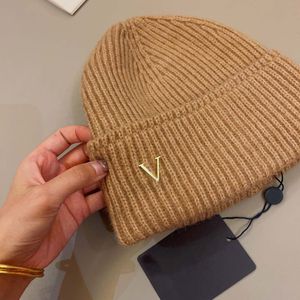 Gift Scarf Designer Spark Beanie Bonnet Hat for Mens Women Fashion Letter Brooch Casual Hats Fall and Winter Wool Knitted Cap Cashmere