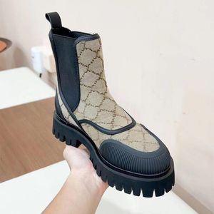 Autumn/Winter Designer Boots British Style Flat Bottom Anti Slip High Top Women's Martin Boots Luxury Retro Print Short Boots Storlek 35-41 med låda