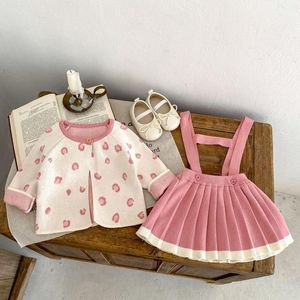 衣類セット2023秋の女の女の子2pcs服セット綿編みピンクのヒョウコートストラッププリーツスカートスーツ幼児の衣装