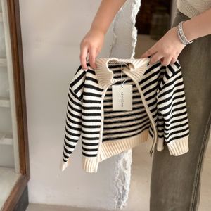 سترة من Cardigan Sweater 2023 Autumn Boys and Girls Fashion Simple Stripe Baby Zipper Coat 230920
