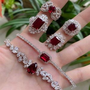 مجموعة مجوهرات فضيات 925 النقية للنساء Red Ruby Gemstone المجوهرات الطبيعية مجموعة الأوجه ذات الأقراط