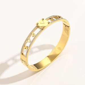 Europe America Fashion Hollow Bracelets Kobiety Bankle Luksusowy projektant biżuterii 18K Gold Splated Stael Stael Wedding Miłośnicy Prezent Banles