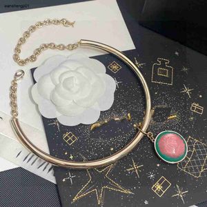 Man Woman Brand Chokers Fashion Designer 23ss Gilded Half Ring Necklace for Women Contrast Resin Disc Pendant Jewelry Including Box Preferr