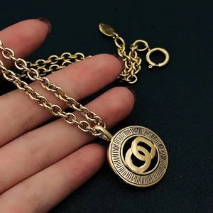 Brand Classic Pendant Halsband charm urval mode matchande personlig stil designer super varumärke dubbla bokstäver premium smycken tillbehör dhl gratis