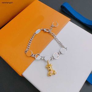 Bracciale di design 23ss per donna e uomo Gioielli con catena in argento Braccialetti con ciondolo bambola dorata Inclusa scatola di regali per le vacanze di nuovo arrivo