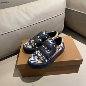 Yüksek Kids 2023 Kalite Tasarımcı Toka Strap Çocuk Spor ayakkabı boyutu 26-35 khaki ekose bebek gündelik ayakkabılar kutusu koruması Aug30