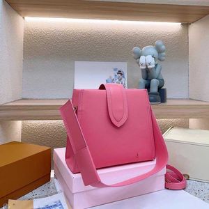 J-väska kvinnor korsar kroppspåsar rosa designer väskor varumärke crossbody väska bred band axelväska lyxiga handväskor vita totes 230817