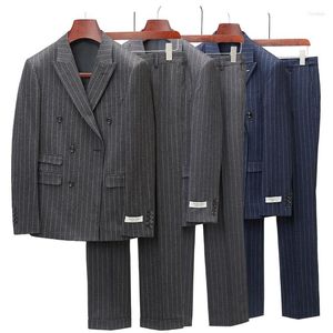 メンズスーツは男性のためのダブルブレストグレーネイビーブルーストライプ紳士男性スーツ2ピースメンズグルーミング最新のコートパンツデザインQ1137