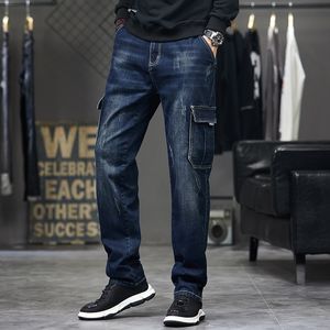 Herr jeans idopy last jeans mode multi fickor arbetar blå vintage rippade nödställda denim byxor för manlig plus storlek 230920