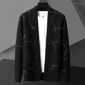 Herrtröjor avancerad modepersonlighet Jacquard Sticked Cardigan 2023 Spring och Autumn Casual Solid Color V-Neck Sweater