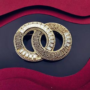 mässingguldpläterade populära diamanter pärlor broscher klassisk stil brons brosch lyx vintage smycken nya designer kvinnor europeiska 218m