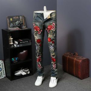 Хип-хоп Джинсовые брюки Мужские брюки 2019 Модные мужские джинсы с цветочной вышивкой Летние новые узкие джинсы Мужские повседневные облегающие синие C11233439