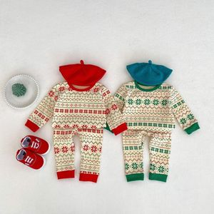 Set di abbigliamento 7775 Set da bambino Completo da casa 2023 Autunno Classico Natale Rosso Ragazza verde e fiocco di neve stampato in due pezzi