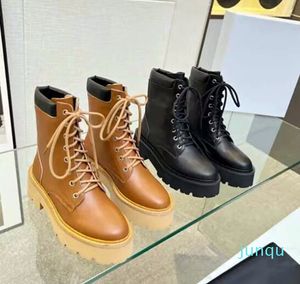 Martin Primavera e Autunno Designer Moda Pelle di vacchetta Caviglia Muffin Suole Desert Boots Stivali da motociclista di alta qualità Scatola con cinturino per scarpe di design