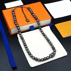 Ny designad Titanium Steel Jewelry V-Letter Black Beads Chain Halsband Fashion Earring Armband Designer Jewelry LV019001