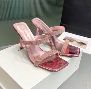 Amina Muaddi 라인 스톤 체인 체인 스퀘어 발자국 슬리퍼 스틸 레토 힐 샌들 11cm 여성 고급 디자이너 샌들 최고의 품질 이브닝 파티 신부 들러리 신발