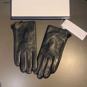 Designer-Mädchen-Fünf-Finger-Handschuhe, Lederhandschuhe für Damen, hochwertige reine schwarze Fäustlinge, warmes Wintergeschenk, inklusive Markenbox