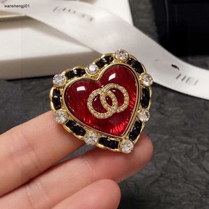 23SS Designer Brosches for Women Light Red Heart-Shaped Gemstone Pins Diamond Leather Intervall Endging Brooch inklusive Box Preferred Gift