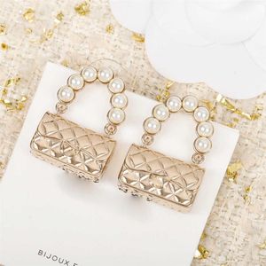 2021 neue Marke Mode Schmuck Für Frauen Zipfel Design Ohrringe Party Perlen Tasche Ohrringe C Name Stempel Zerquetschen Tasche ohrringe205p