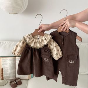 Set di abbigliamento 7122 Vestiti per bambini Cintura in velluto a coste Pantaloni Autunno Coreano Ragazze o Gonna con bretelle Camicia che tocca il fondo 230919