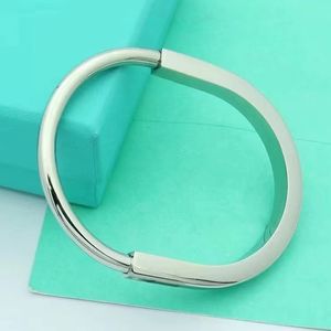 Fashion Titanium Armband Designer Lock Bangle Women Men Classic Armband smycken Bröllop Julklappar Partihandel