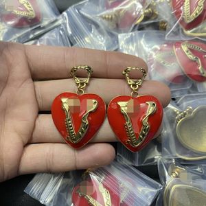 European and American Love Virtus Stud Earring Medusa V-shaped Red Black Enamel Heart Earrings MER39--02