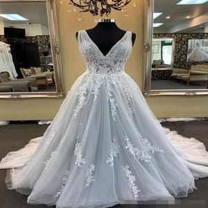 Abiti da sposa eleganti con scollo a V grigio argento Una linea di tulle Sweep Train Principessa Applique in pizzo Pieghe increspate Abito da sposa vestido de n303a