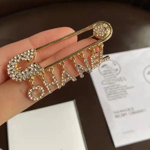 Mulheres de luxo Designer Broche Marca Carta Broches 18K Banhado A Ouro Inlay Cristal Strass Jóias Homens Broche Charme Pérola Pins Broches Festa de Casamento Unissex