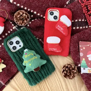 素敵なかわいいメリークリスマスソックスツリーショックiPhone 15 Pro Max iPhone 14 13 12 11冬のウォームバックカバー保護ケースのための毛皮の毛皮電話ケース