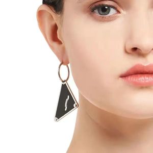 Lyxvarumärke charm örhängen modedesigner hoop örhängen triangel brev örn studs för kvinnors damer bröllop festtillbehör